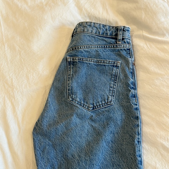 Beautiful flared Zara jean with knee rips - Picture 3 of 5